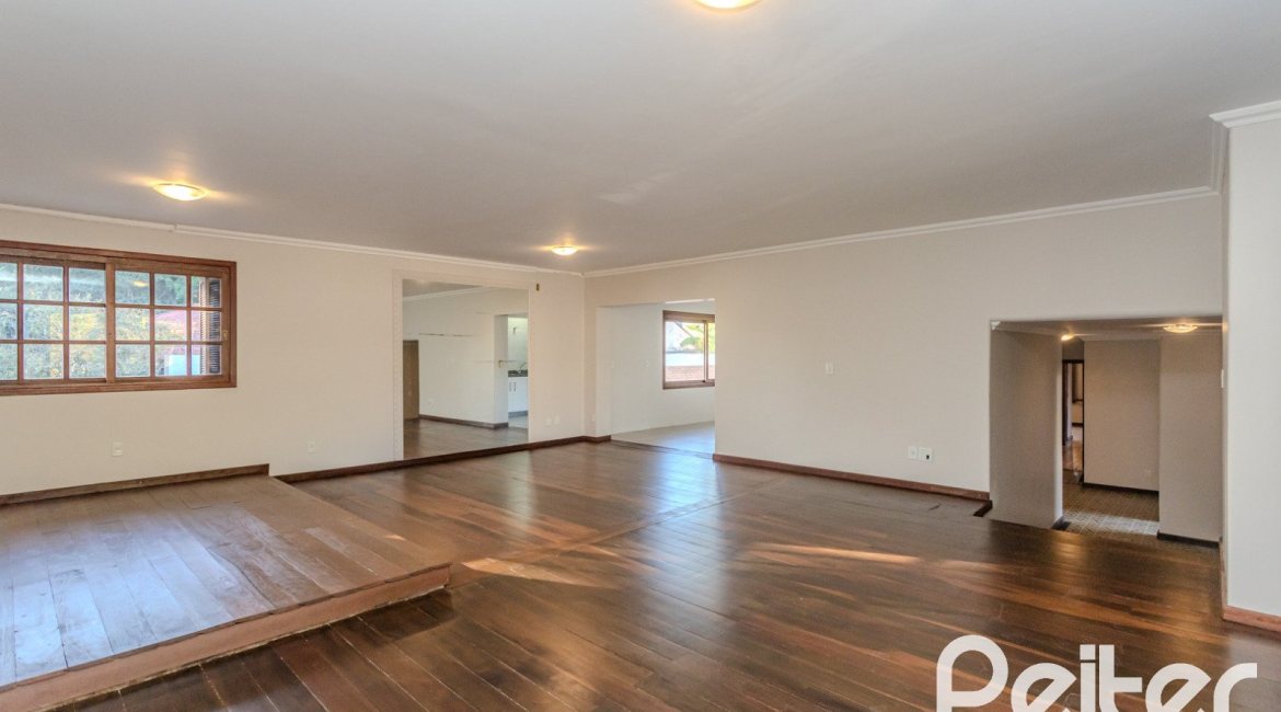 Casa à venda com 350m², 3 dormitórios, 1 suíte, 2 vagas, no bairro Jardim Isabel em Porto Alegre