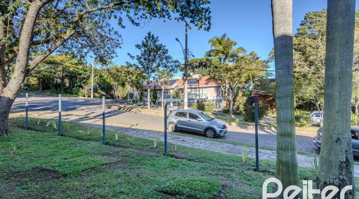 Casa à venda com 350m², 3 dormitórios, 1 suíte, 2 vagas, no bairro Jardim Isabel em Porto Alegre