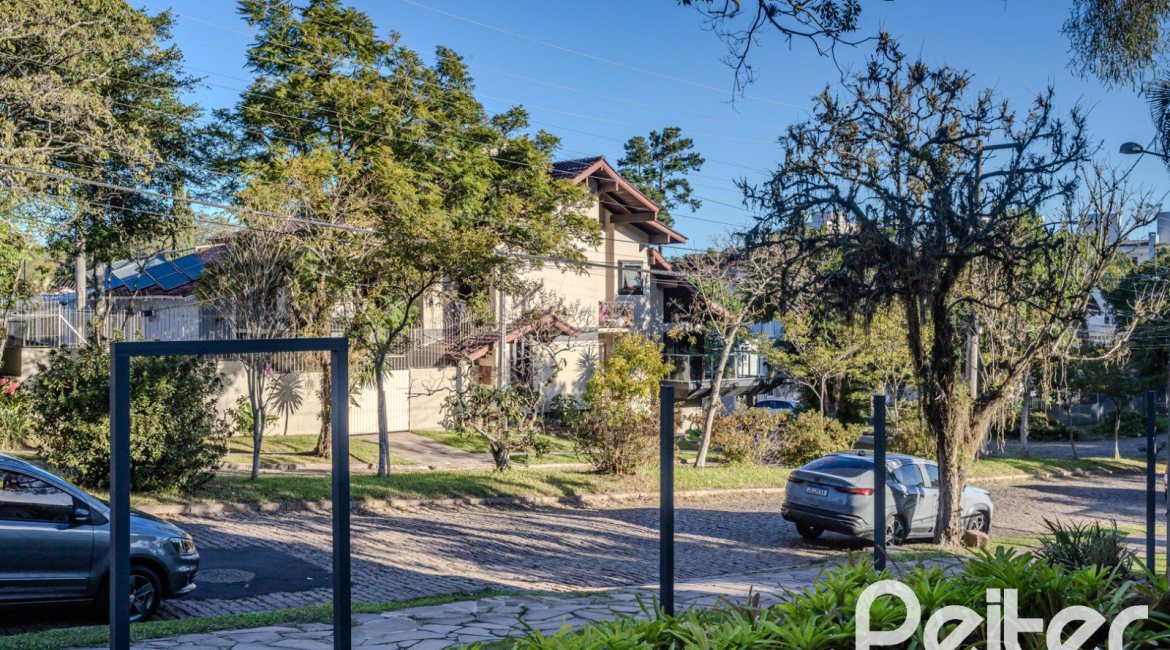 Casa à venda com 350m², 3 dormitórios, 1 suíte, 2 vagas, no bairro Jardim Isabel em Porto Alegre
