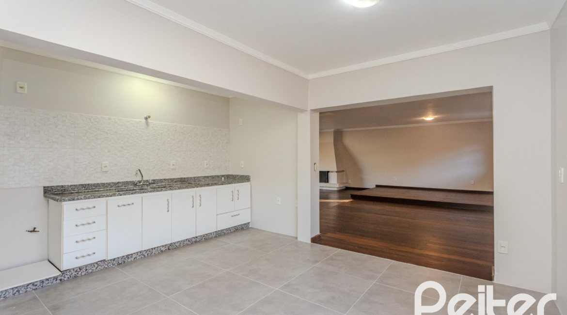 Casa à venda com 350m², 3 dormitórios, 1 suíte, 2 vagas, no bairro Jardim Isabel em Porto Alegre