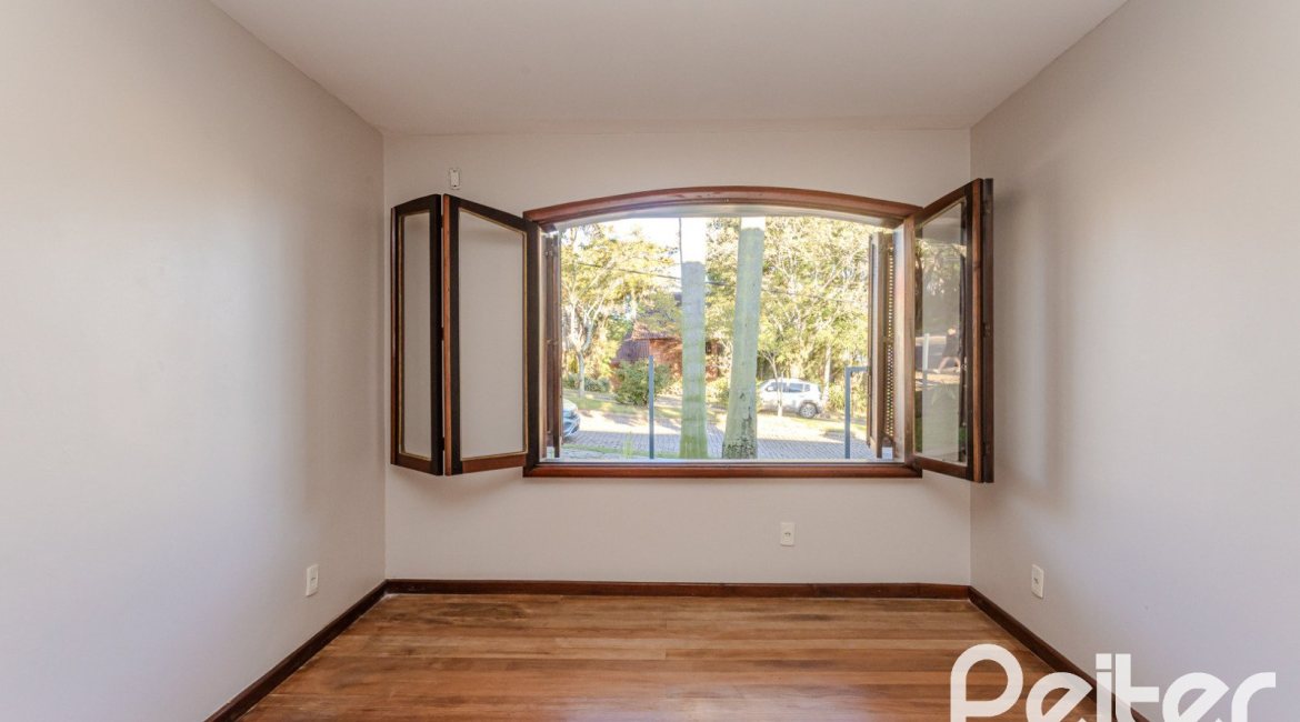 Casa à venda com 350m², 3 dormitórios, 1 suíte, 2 vagas, no bairro Jardim Isabel em Porto Alegre