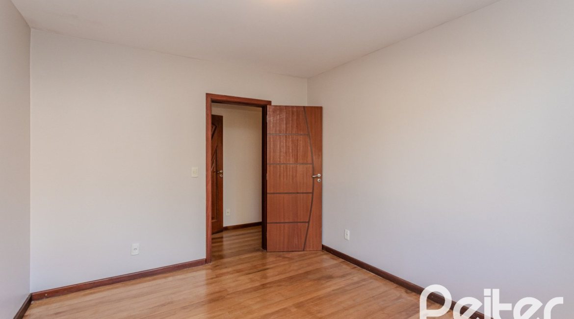 Casa à venda com 350m², 3 dormitórios, 1 suíte, 2 vagas, no bairro Jardim Isabel em Porto Alegre