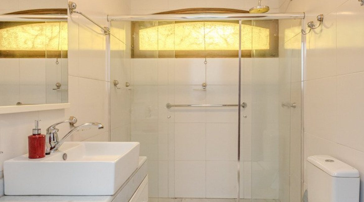 Casa à venda com 350m², 3 dormitórios, 1 suíte, 2 vagas, no bairro Jardim Isabel em Porto Alegre