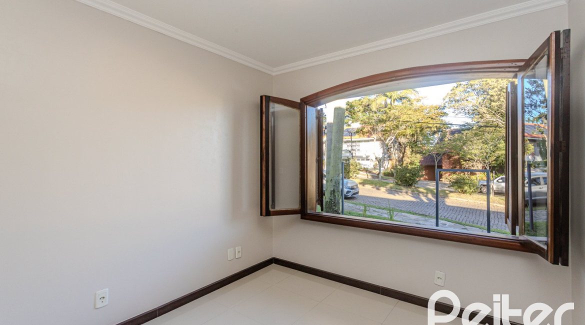 Casa à venda com 350m², 3 dormitórios, 1 suíte, 2 vagas, no bairro Jardim Isabel em Porto Alegre