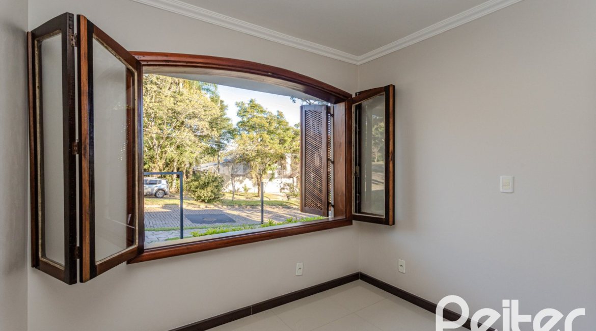 Casa à venda com 350m², 3 dormitórios, 1 suíte, 2 vagas, no bairro Jardim Isabel em Porto Alegre