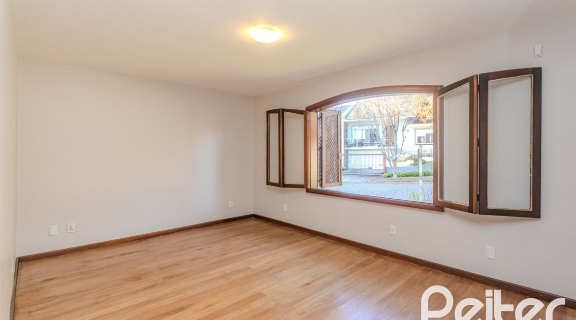 Casa à venda com 350m², 3 dormitórios, 1 suíte, 2 vagas, no bairro Jardim Isabel em Porto Alegre