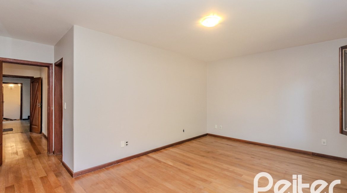 Casa à venda com 350m², 3 dormitórios, 1 suíte, 2 vagas, no bairro Jardim Isabel em Porto Alegre