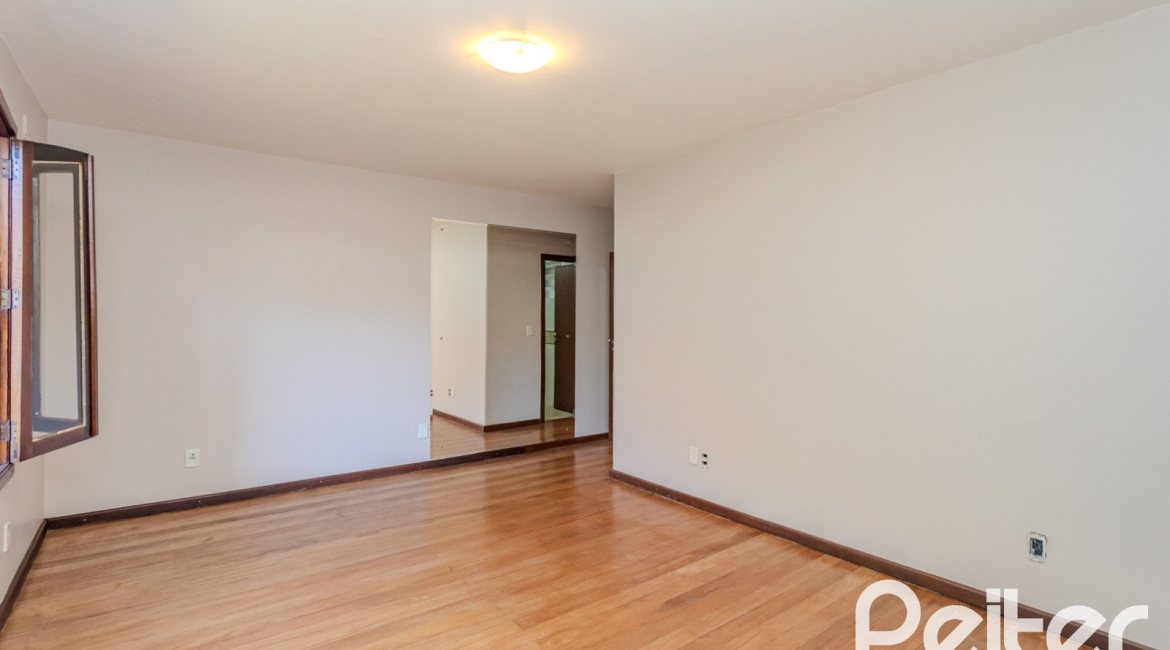 Casa à venda com 350m², 3 dormitórios, 1 suíte, 2 vagas, no bairro Jardim Isabel em Porto Alegre