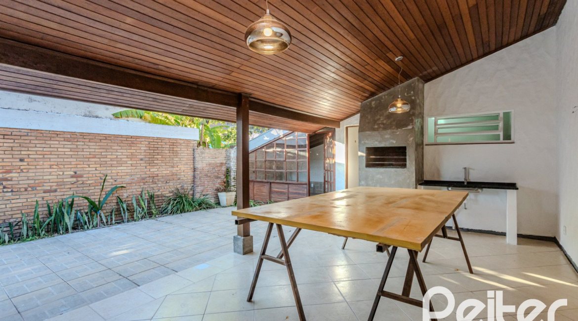 Casa à venda com 350m², 3 dormitórios, 1 suíte, 2 vagas, no bairro Jardim Isabel em Porto Alegre