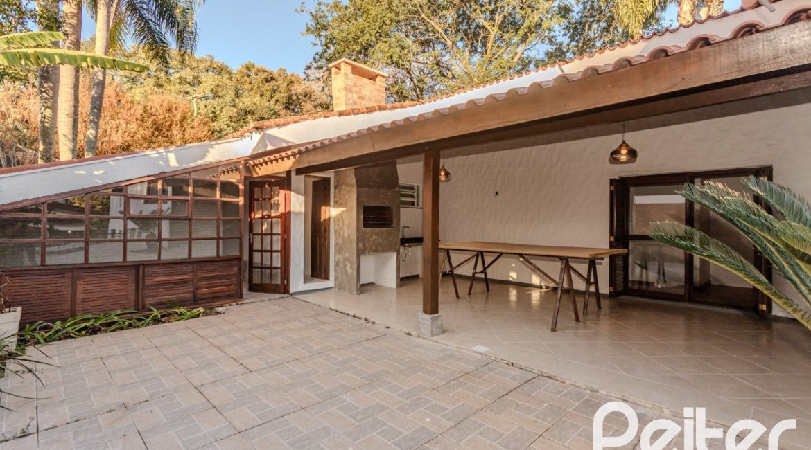 Casa à venda com 350m², 3 dormitórios, 1 suíte, 2 vagas, no bairro Jardim Isabel em Porto Alegre