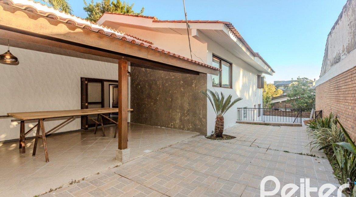 Casa à venda com 350m², 3 dormitórios, 1 suíte, 2 vagas, no bairro Jardim Isabel em Porto Alegre
