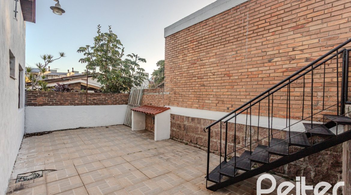 Casa à venda com 350m², 3 dormitórios, 1 suíte, 2 vagas, no bairro Jardim Isabel em Porto Alegre