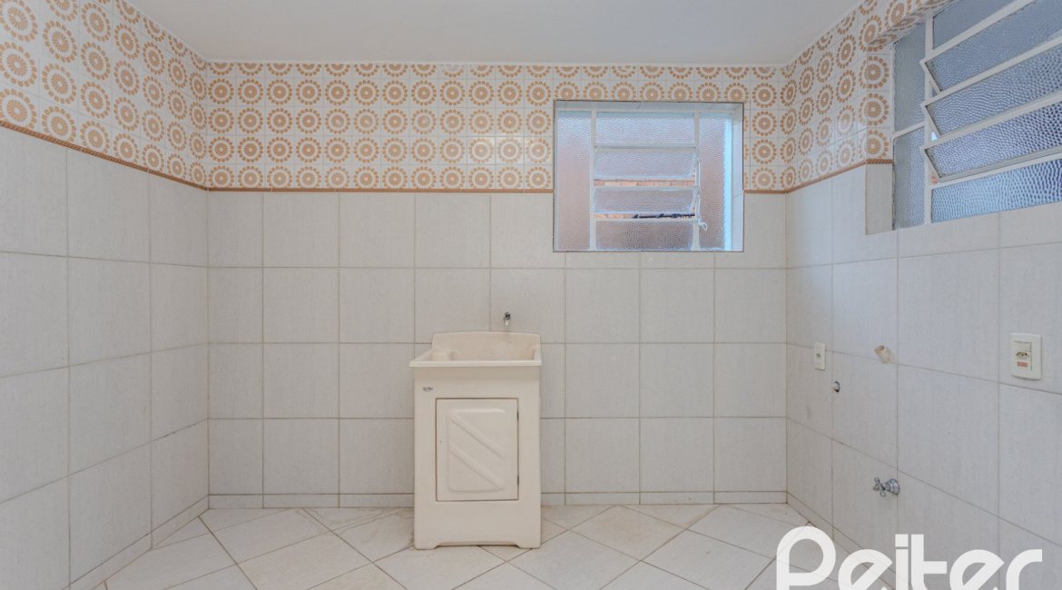 Casa à venda com 350m², 3 dormitórios, 1 suíte, 2 vagas, no bairro Jardim Isabel em Porto Alegre