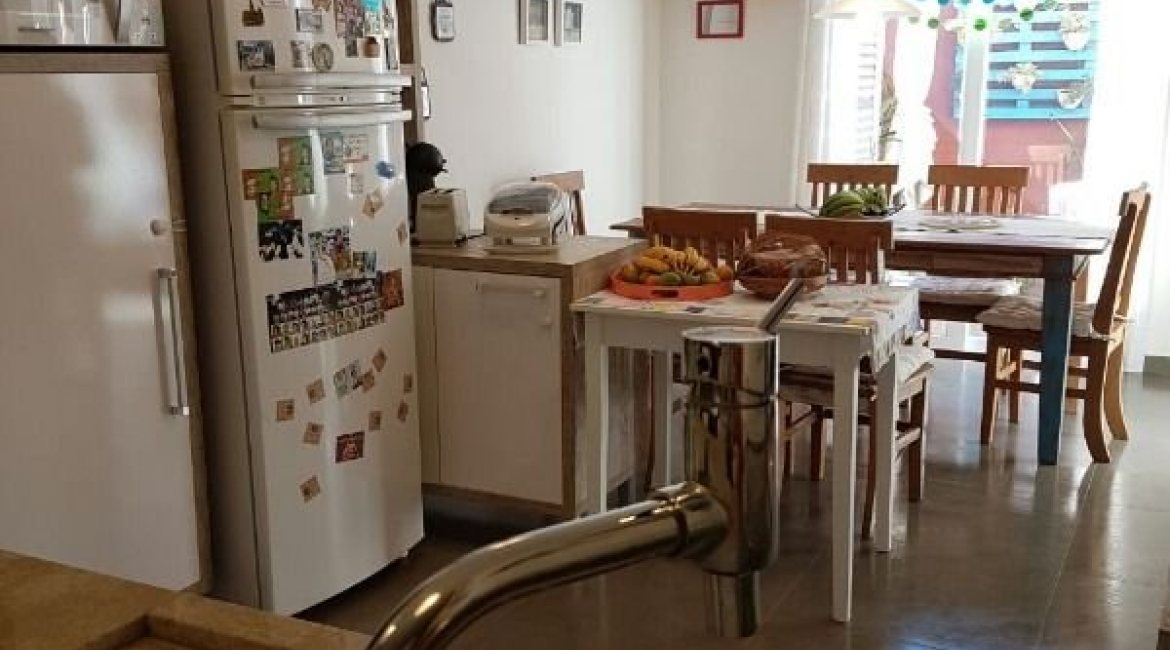 Casa em Condomínio à venda com 270m², 3 dormitórios, 1 suíte, 3 vagas, no bairro Tristeza em Porto Alegre