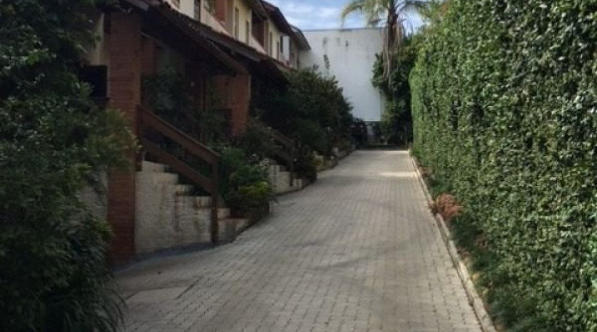 Casa em Condomínio à venda com 270m², 3 dormitórios, 1 suíte, 3 vagas, no bairro Tristeza em Porto Alegre