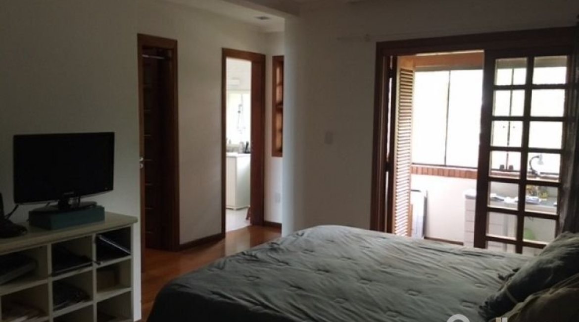 Casa em Condomínio à venda com 270m², 3 dormitórios, 1 suíte, 3 vagas, no bairro Tristeza em Porto Alegre