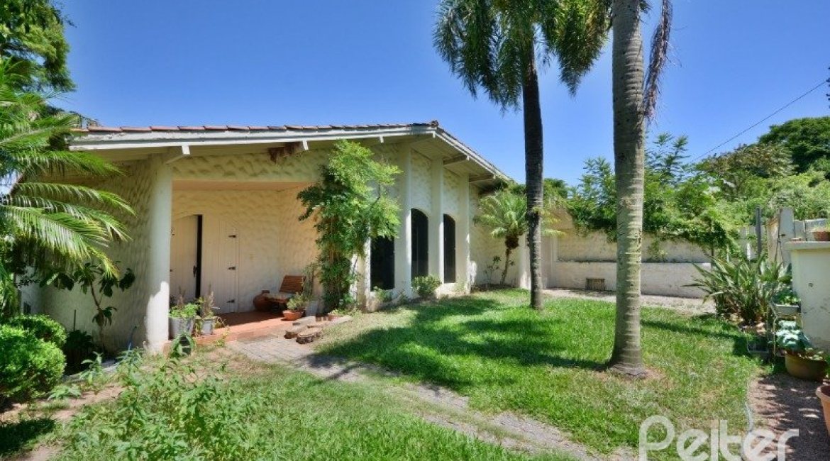 Casa à venda com 442m², 6 dormitórios, 3 suítes, 3 vagas, no bairro Vila Assunção em Porto Alegre