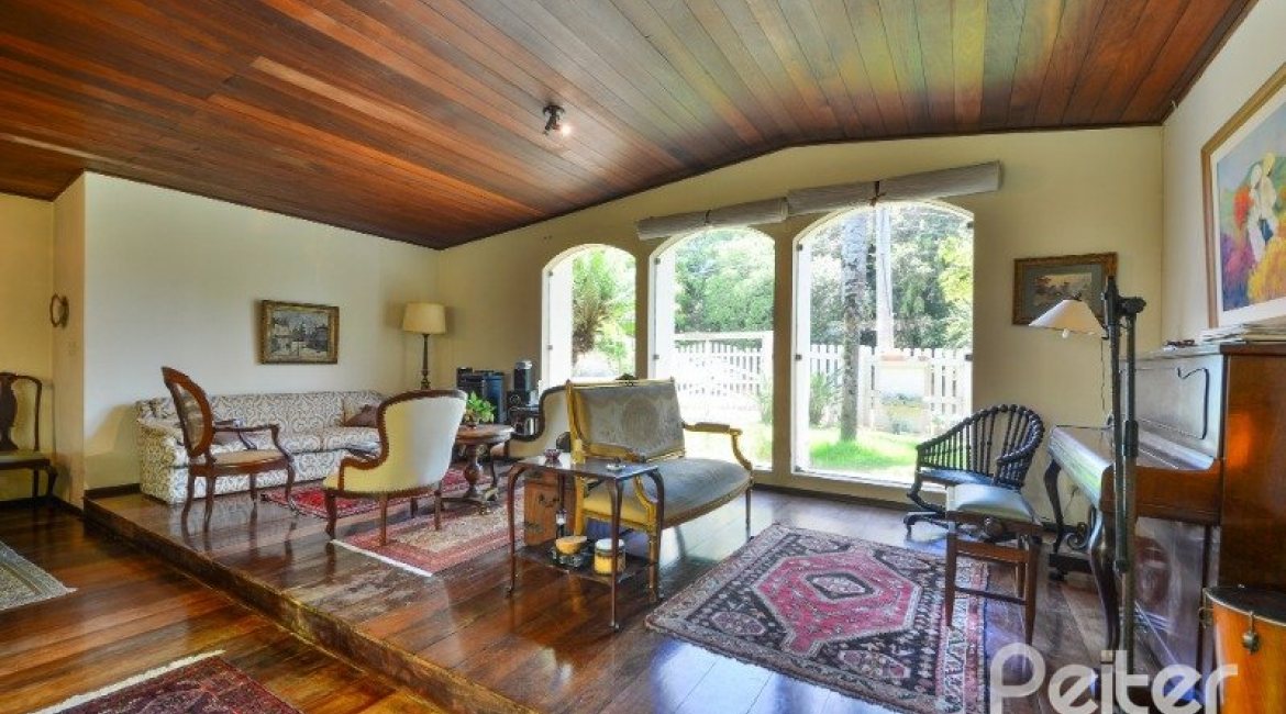 Casa à venda com 442m², 6 dormitórios, 3 suítes, 3 vagas, no bairro Vila Assunção em Porto Alegre