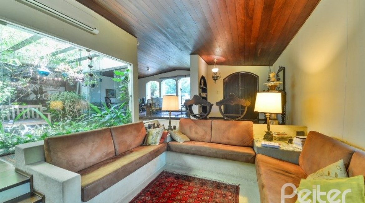 Casa à venda com 442m², 6 dormitórios, 3 suítes, 3 vagas, no bairro Vila Assunção em Porto Alegre