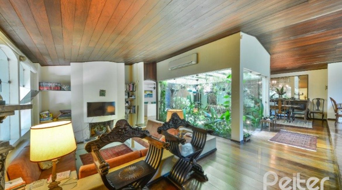 Casa à venda com 442m², 6 dormitórios, 3 suítes, 3 vagas, no bairro Vila Assunção em Porto Alegre