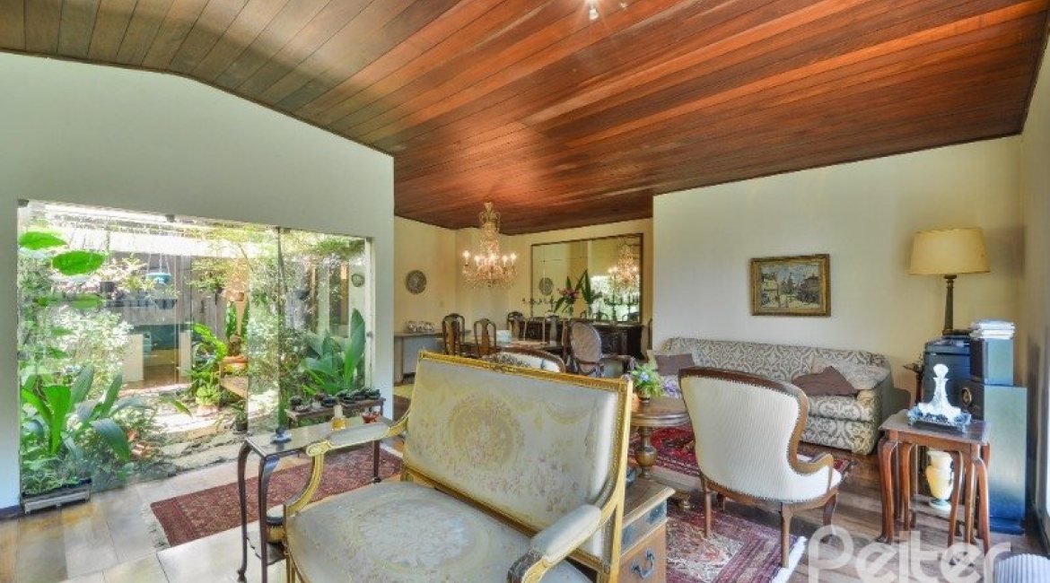 Casa à venda com 442m², 6 dormitórios, 3 suítes, 3 vagas, no bairro Vila Assunção em Porto Alegre