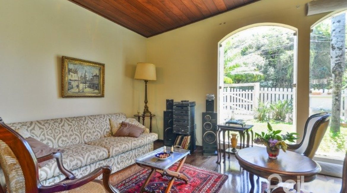 Casa à venda com 442m², 6 dormitórios, 3 suítes, 3 vagas, no bairro Vila Assunção em Porto Alegre