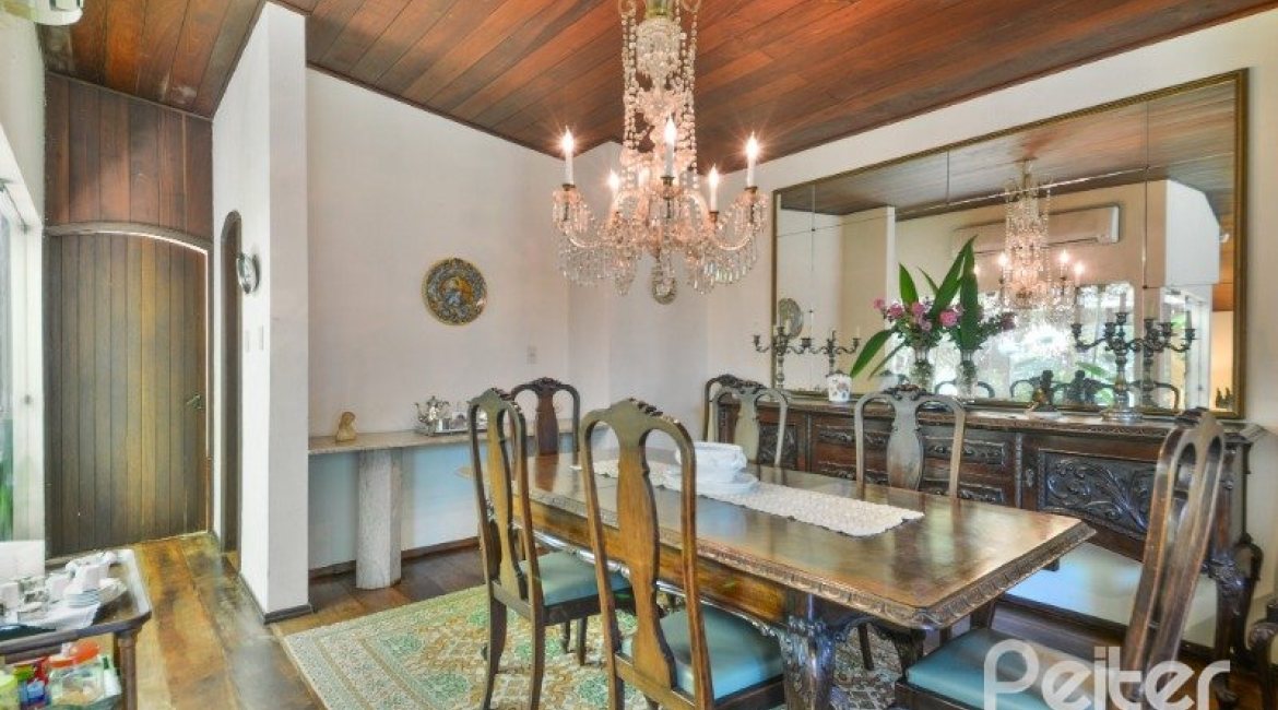 Casa à venda com 442m², 6 dormitórios, 3 suítes, 3 vagas, no bairro Vila Assunção em Porto Alegre