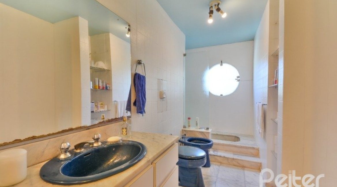 Casa à venda com 442m², 6 dormitórios, 3 suítes, 3 vagas, no bairro Vila Assunção em Porto Alegre