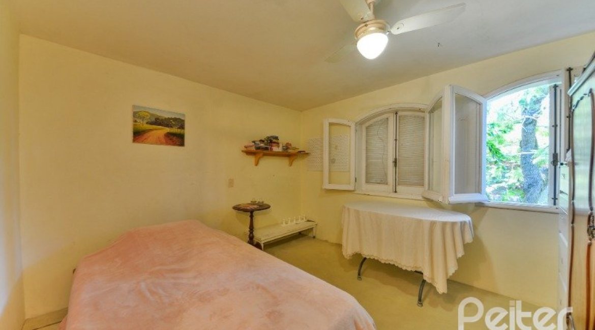 Casa à venda com 442m², 6 dormitórios, 3 suítes, 3 vagas, no bairro Vila Assunção em Porto Alegre