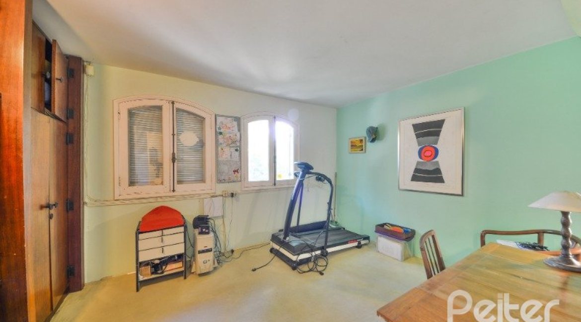 Casa à venda com 442m², 6 dormitórios, 3 suítes, 3 vagas, no bairro Vila Assunção em Porto Alegre