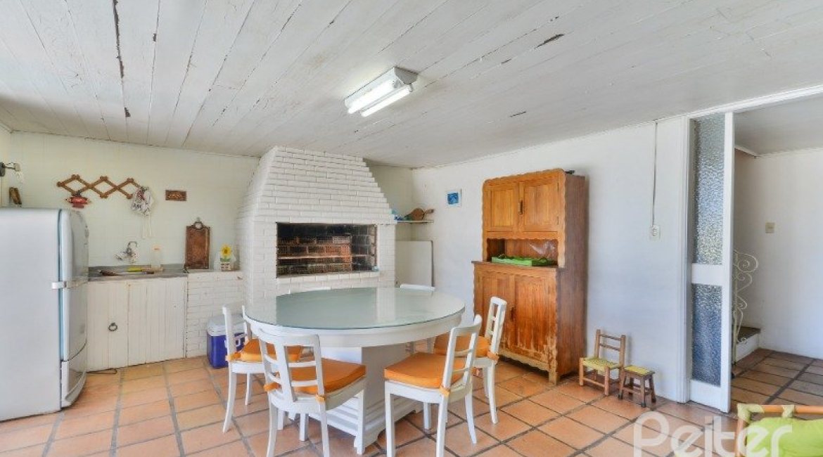 Casa à venda com 442m², 6 dormitórios, 3 suítes, 3 vagas, no bairro Vila Assunção em Porto Alegre