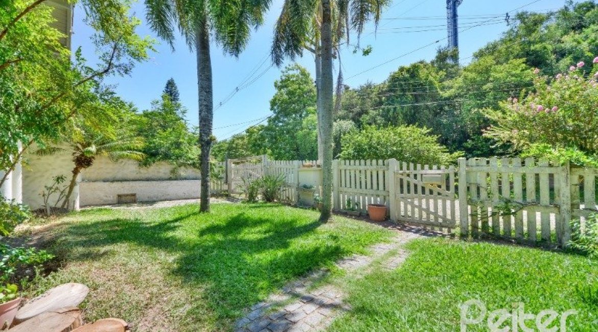 Casa à venda com 442m², 6 dormitórios, 3 suítes, 3 vagas, no bairro Vila Assunção em Porto Alegre