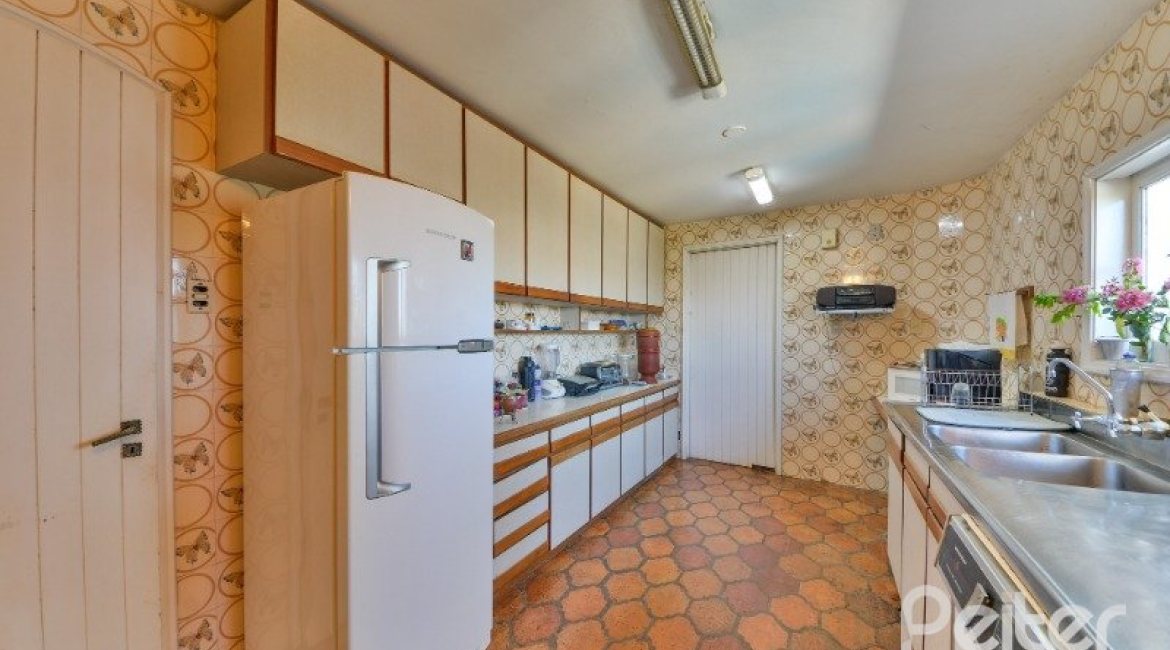 Casa à venda com 442m², 6 dormitórios, 3 suítes, 3 vagas, no bairro Vila Assunção em Porto Alegre