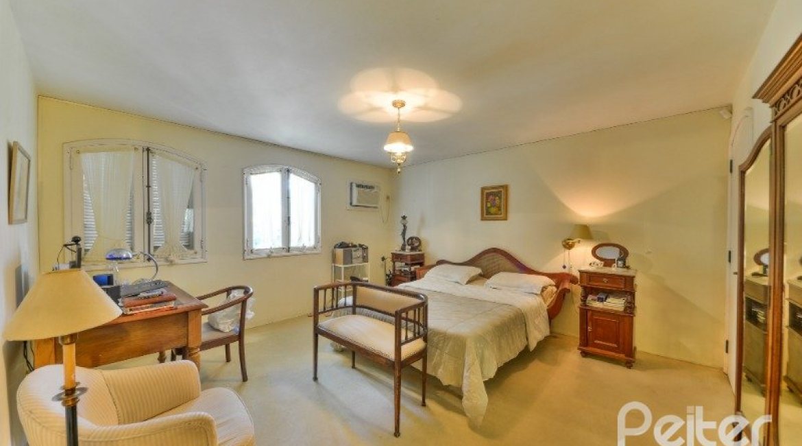 Casa à venda com 442m², 6 dormitórios, 3 suítes, 3 vagas, no bairro Vila Assunção em Porto Alegre