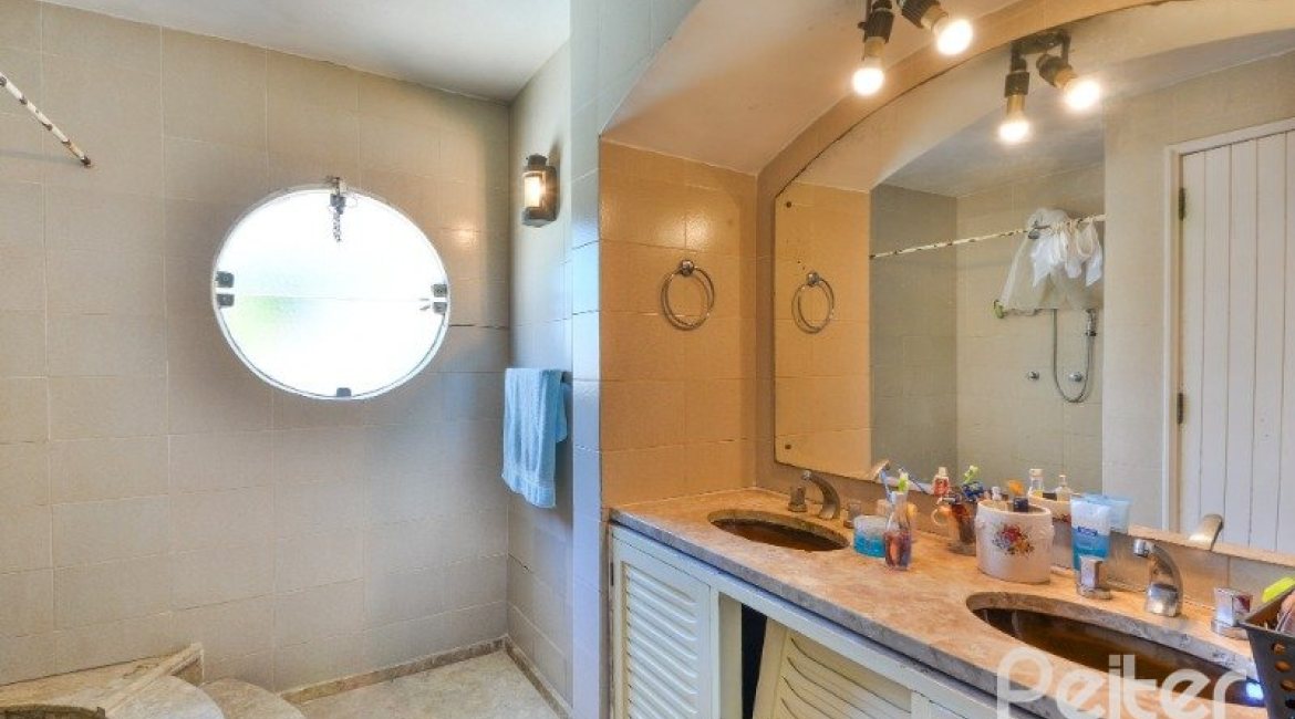 Casa à venda com 442m², 6 dormitórios, 3 suítes, 3 vagas, no bairro Vila Assunção em Porto Alegre