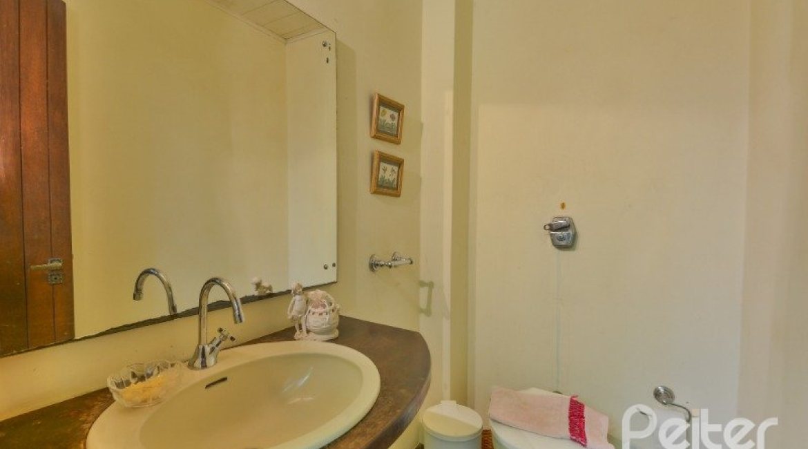 Casa à venda com 442m², 6 dormitórios, 3 suítes, 3 vagas, no bairro Vila Assunção em Porto Alegre