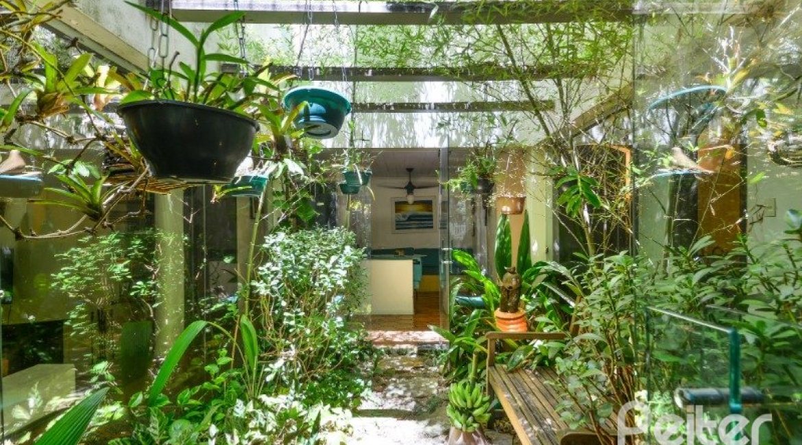 Casa à venda com 442m², 6 dormitórios, 3 suítes, 3 vagas, no bairro Vila Assunção em Porto Alegre