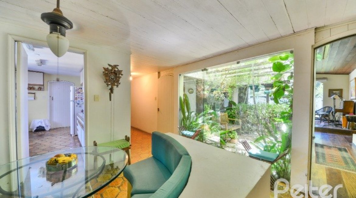 Casa à venda com 442m², 6 dormitórios, 3 suítes, 3 vagas, no bairro Vila Assunção em Porto Alegre