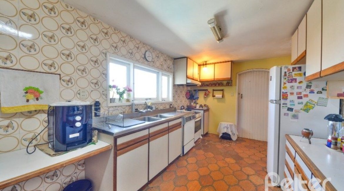 Casa à venda com 442m², 6 dormitórios, 3 suítes, 3 vagas, no bairro Vila Assunção em Porto Alegre