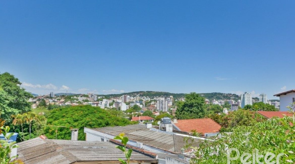 Casa à venda com 442m², 6 dormitórios, 3 suítes, 3 vagas, no bairro Vila Assunção em Porto Alegre