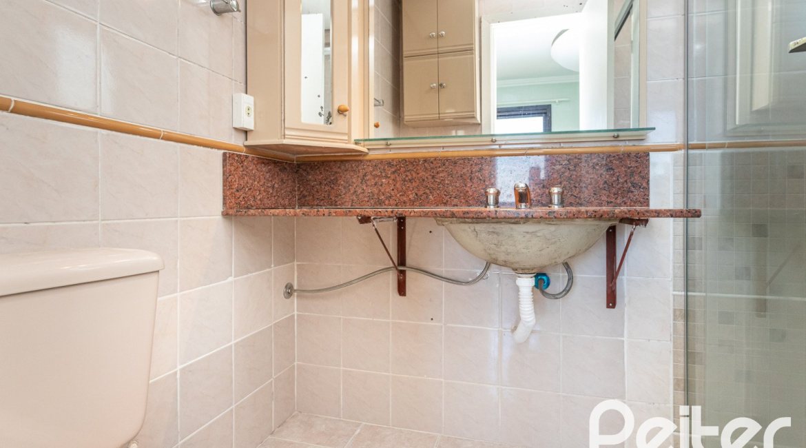 Apartamento à venda com 95m², 3 dormitórios, 1 suíte, 2 vagas, no bairro Tristeza em Porto Alegre