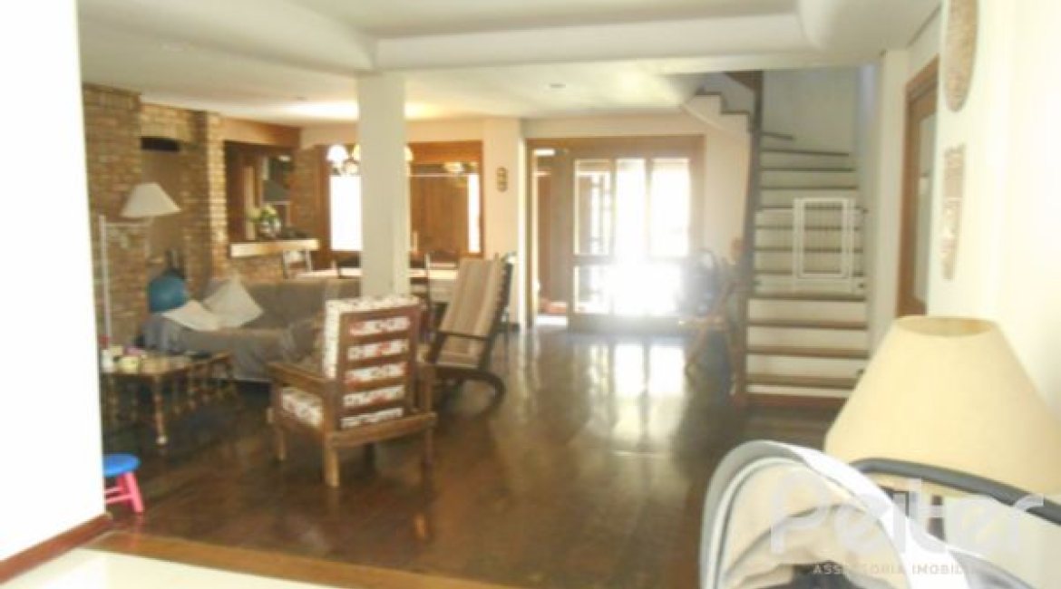 Casa à venda com 390m², 4 dormitórios, 1 suíte, 3 vagas, no bairro Vila Assunção em Porto Alegre