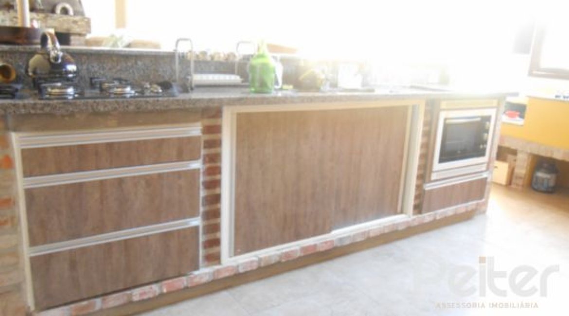 Casa à venda com 390m², 4 dormitórios, 1 suíte, 3 vagas, no bairro Vila Assunção em Porto Alegre