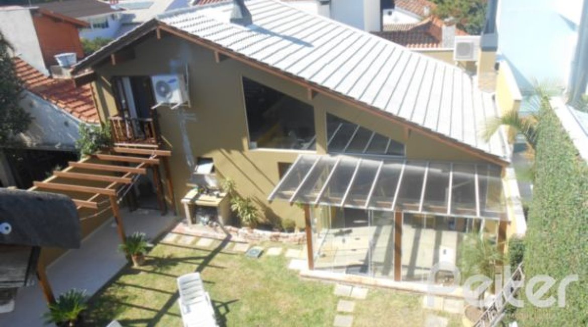 Casa à venda com 390m², 4 dormitórios, 1 suíte, 3 vagas, no bairro Vila Assunção em Porto Alegre
