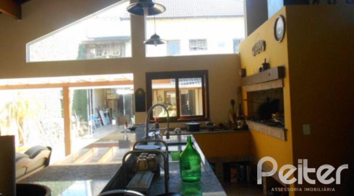 Casa à venda com 390m², 4 dormitórios, 1 suíte, 3 vagas, no bairro Vila Assunção em Porto Alegre