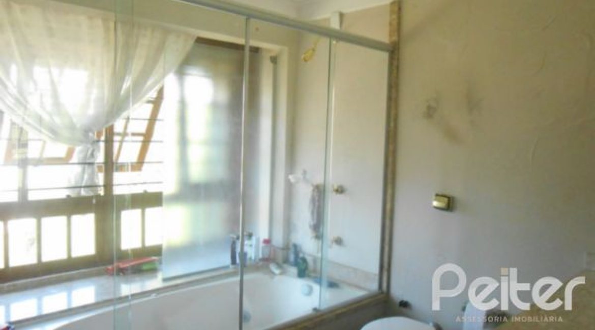 Casa à venda com 390m², 4 dormitórios, 1 suíte, 3 vagas, no bairro Vila Assunção em Porto Alegre