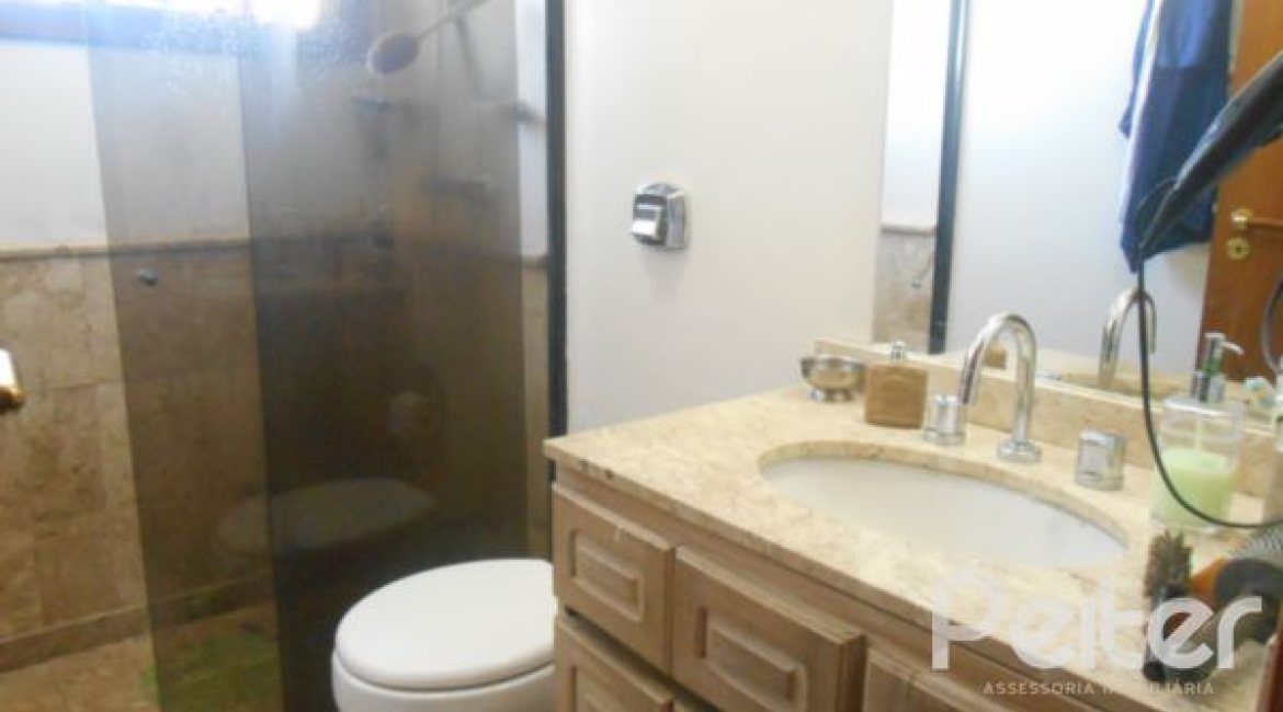 Casa à venda com 390m², 4 dormitórios, 1 suíte, 3 vagas, no bairro Vila Assunção em Porto Alegre