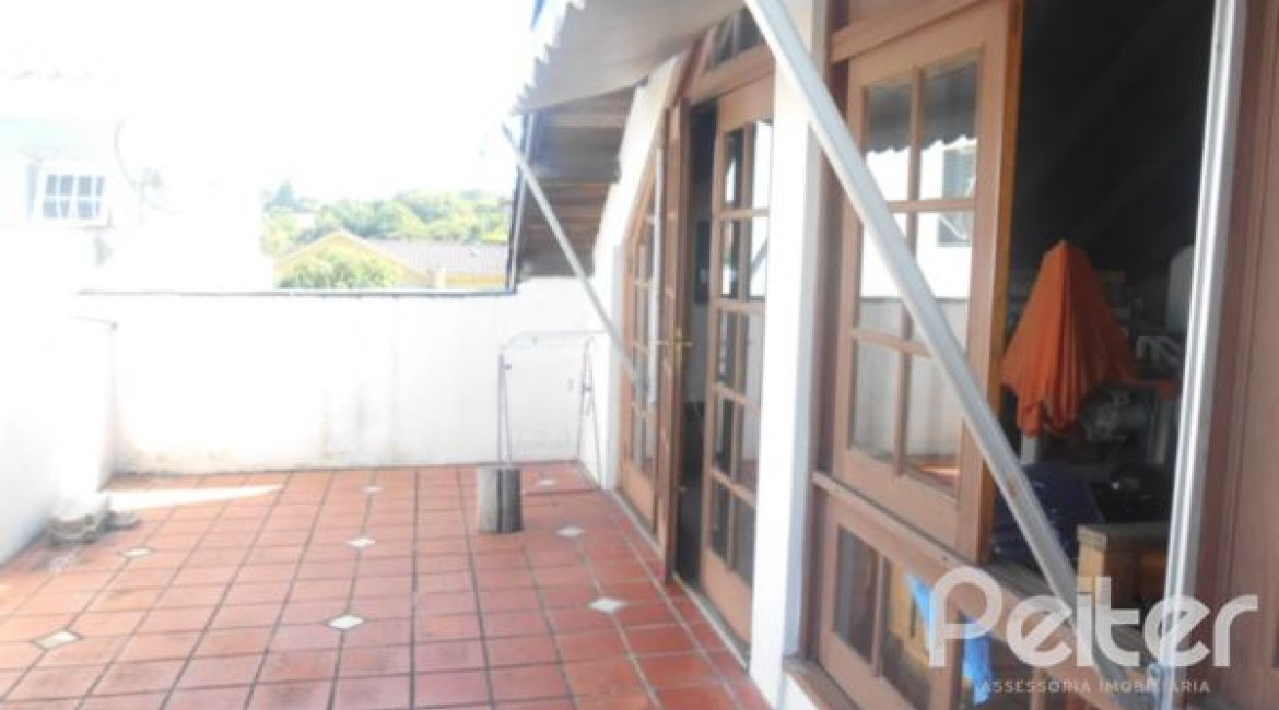 Casa à venda com 390m², 4 dormitórios, 1 suíte, 3 vagas, no bairro Vila Assunção em Porto Alegre