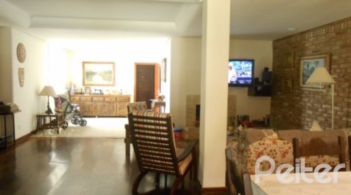 Casa à venda com 390m², 4 dormitórios, 1 suíte, 3 vagas, no bairro Vila Assunção em Porto Alegre