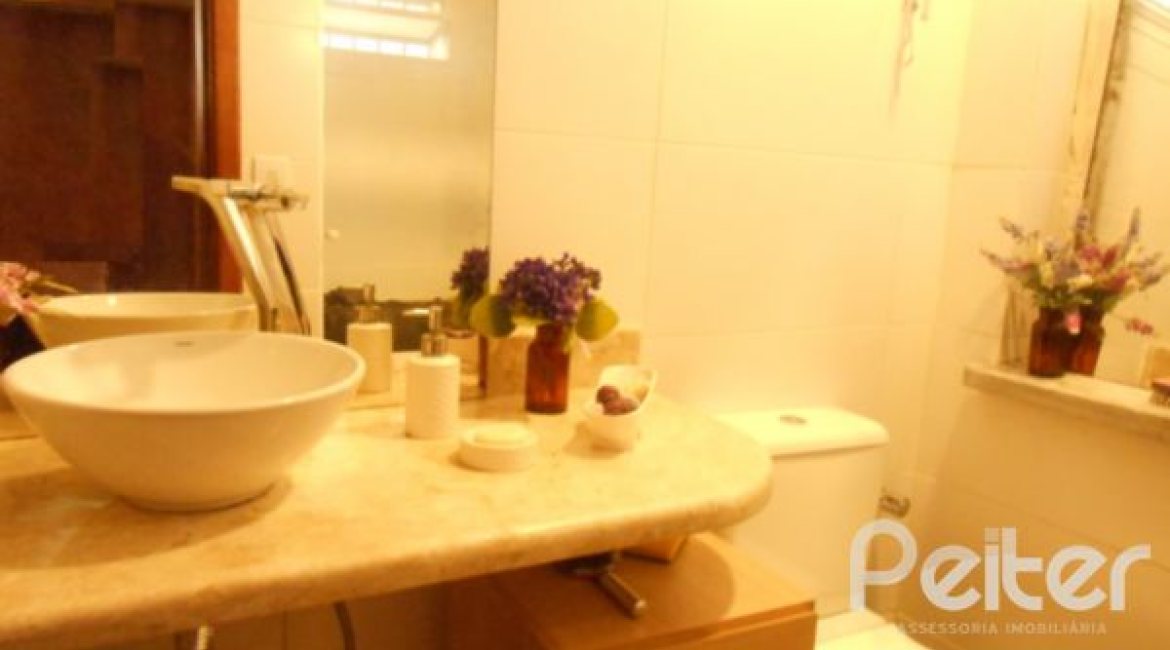 Casa à venda com 390m², 4 dormitórios, 1 suíte, 3 vagas, no bairro Vila Assunção em Porto Alegre